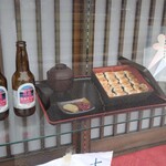 Oshokujidokoro Yamatoya - 出入り口横には食品サンプルのディスプレイ