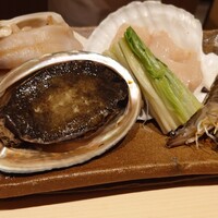 日本料理 山崎 - アワビ、ミル貝、ホタテ、サイマキ、ウルイ。