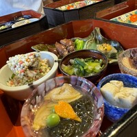 輪久 - 稚鮎のあられ揚げはアツアツ　蛤のしんじょう　蛸の柔らか煮も美味しく温度もちょうど良い加減　冷たいお弁当ではありません。