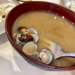 洋食屋 大越 - 味噌汁はなんと、シジミでした。普段中々出会えないのに麻布の洋食店で出会えるとは？