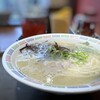 博多ラーメン はかたや - ラーメンに木耳(50円）をトッピングしました。合計：340円。 食券を渡し番号を呼ばれたら取りに行くシステム。 スタッフさんは全員、中国の方のような・・