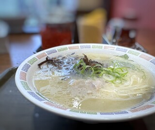 Hakata Ramen Hakataya - ラーメンに木耳(50円）をトッピングしました。合計：340円。 食券を渡し番号を呼ばれたら取りに行くシステム。 スタッフさんは全員、中国の方のような・・