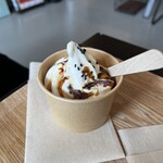 Shisuta Pama - ソフトクリーム（カップ）＋黒みつ&きなこトッピング　400円