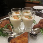 コンプレ - カリフラワーのムース withウニ、キノとベーコンのキッシュ