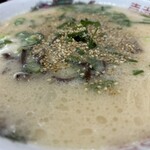長浜ラーメン 一心亭 - 手前から…スープ