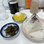 長浜ラーメン 一心亭 - おにぎり2個と…漬物はセルフサービス取り放題