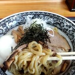 Oni garashi - 平打ち太縮れ麺