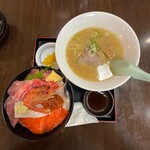 すみれ - 本日の海鮮丼/ミニラーメン（味噌）付き