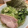 横浜ラーメン 武蔵家  - 大量のねぎで冷める