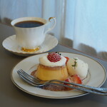 thy coffee Atelier - 苺のプリンアラモード（950円） ドリップコーヒー（500円）