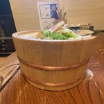 鯵壱北條。 - 桶がラーメンの器です。