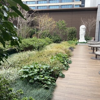 四季折々に姿を変える22階のガーデンを眺めながらのお食事を