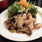マルニカフェ - 鶏ときのこの中華風ゆずこしょう炒め