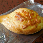 鹿島田ベーカリー - ...「チーズパン？（149円）」、チーズは上部表面のみ。