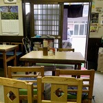 誠うどん - テーブル席5卓とカウンター席