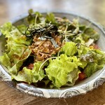 風の丘 - 和風パスタ。納豆・大根おろし・大葉・茗荷にサラダがトッピングされた和風テイスト