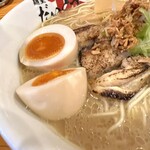 麺屋 だいくう - 博多味玉中華そば750円（大盛り850円）　左