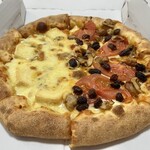 ピザ・サントロペ - 料理写真:ハーフ&ハーフ(別アングル)♪