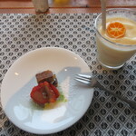 食堂 ナマケモノ - 紅茶とオレンジのチーズケーキ、パイナップルスムージー