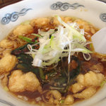 六壱○麺 - 海老ニラしょうゆ680円。 真ん中にはニラとミンチと白髪ネギ。 周りを包囲するように芝エビの衣揚げが浮いています。