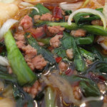 六壱○麺 - 意外にもスープ全体に、除去が難しいと思われる 赤唐辛子のみじん切りがかなりたくさん入っております。