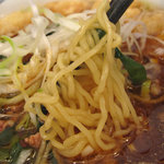 六壱○麺 - 麺です。 同じく中太のちぢれ麺です。