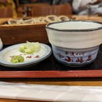 Akagi Kougen Sa-Bisueria (Nobori) Keishoku Fu-Do Ko-To - 薬味と蕎麦つゆの器。
