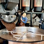 STARBUCKS RESERVE ROASTERY TOKYO - 豆がザーと出てくるタイミングを教えてくれました