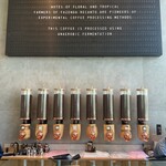 スターバックス リザーブ ロースタリー トウキョウ - 焙煎した異なる豆が並ぶ