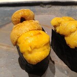 鮨 銀座 おのでら - バフンウニ（左）とムラサキウニ（右）