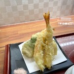 釜揚げうどん たまり - 別皿の鶏しそ巻天＋トッピングの海老天×2