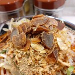 Hokkaidouramen misokuma - 激辛味噌ラーメン（大盛、もやしトッピング）・揚げにんにくいっぱい