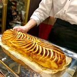 Brasserie Gyoran - 新潟産ヒドリガモとファグラのパイ包焼きの焼き上がりをご披露。これから切り分けます。