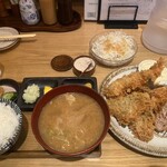 Tonkatsu Ekkusu - ・春の限定メニュー　（2024年4月20日撮影）
                        　TOKYOX 春キャベツメンチ＆ロースカツ定食
                        　海老フライ　
                        　アジフライ　
                        　味噌汁を豚汁に変更