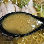 ラーメン 郷 - ラードたっぷりの熱々のスープ。