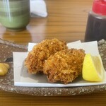 旬彩和食 よし田 - 軽いザクザク感のあるカキフライ550円。ソースとカラシとレモン添え。出来たて熱々、ちょっとだけ表面が固めかな。