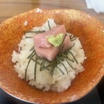 旬彩和食 よし田 - ミニまぐろ丼。刺身にご飯の熱が移ってしまうので、最初に避けるか食べてしまわないと宜しくない。