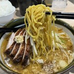 ラーメン 郷 - 森住製麺の中太麺　