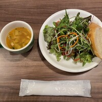 カンティネッタバズ - 前菜サラダとバケットとスープ✨✨✨
                    
                    前菜にちょうど良い✨✨✨
