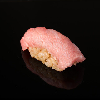 The gentle red vinegar rice and the sincere Edomae style sushi. Enjoy the supreme consistency.