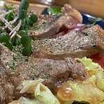 焼きもの家 慶 - 厚く敷かれたレタスの上に、少し薄切りだけど牛ステーキらしい味と乳くさい香りのする焼肉がどっさり乗って、トマトスライスが遠慮の無い赤みを主張し、表面を紫のカイワレとアオサ？が飾るサラダ^_^