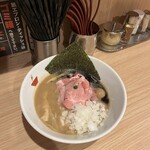 Kurabu Taifuu - ▪️蟹そば¥850
      　※レアチャーシュー、鶉味玉1個、穂先メンマ、
      　　海苔、タマネギ、黒マー油？
      　※現金払いのみ