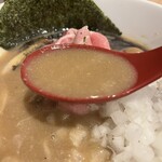 Kurabu Taifuu - ▪️蟹そば¥850
                　※レアチャーシュー、鶉味玉1個、穂先メンマ、
                　　海苔、タマネギ、黒マー油？
                　※現金払いのみ