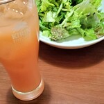 焼肉酒楽サランバン - ピンクグループフルーツジュースとチョレギサラダ