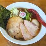 Tora Shokudou - 醤油ラーメン味玉付き生姜味麺大盛り。並んだ甲斐ありのお味。