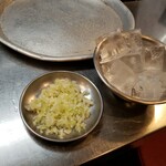 ホルモン肉問屋 小川商店 - （※写真3）刻みネギと網用氷(共にサービス)