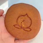 御菓子司 モモヤ - 桃印の「モモヤの桃どら焼き」中は普通の粒あんです♥️