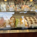 御菓子司 モモヤ - 冷蔵のショーケースにはフルーツ大福や創作菓子が並びます•*¨*•.¸¸♬︎