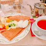 クレープリー・アルション - フルーツと生クリームのクレープと紅茶(ウバ)ミルクティー