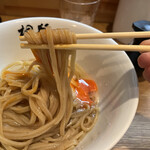 中華そば 桐麺 - 麺の下にある塩だれを混ぜる